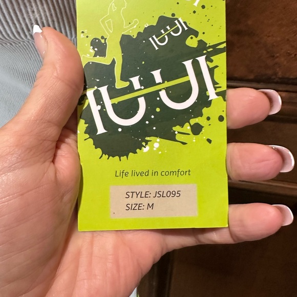 NWT SIZE M Cream Mid-Thigh Athletic Shorts and top with Stretch Fabric - Picture 4 of 8